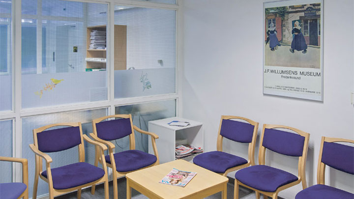  تمت إضاءة غرفة الانتظار هذه الموجودة بمستشفى هولبيك، الدنمارك بواسطة إضاءات مؤسسات الرعاية الصحية المُثبتة داخل الحائط من Philips