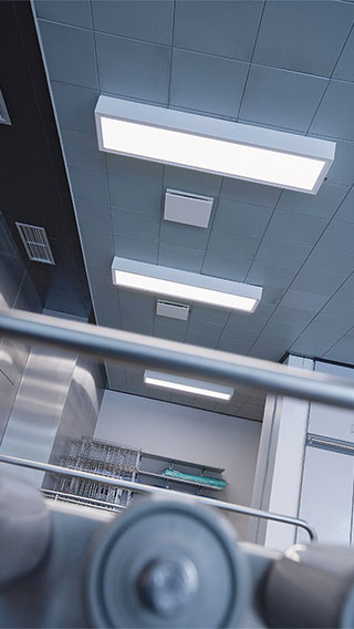 تُستخدم الإضاءات المثبتة داخل الحائط، المُقدَمة من إضاءة مؤسسات الرعاية الصحية من Philips، بمستشفى هولبيك، الدنمارك 