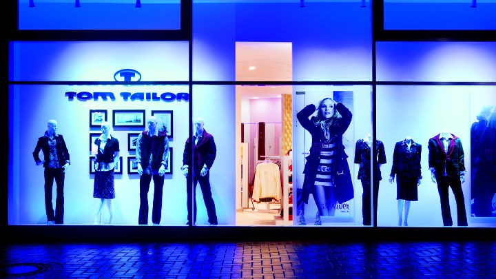 Shop window at Markenstore, Germany illuminated with Philips AmbiScene