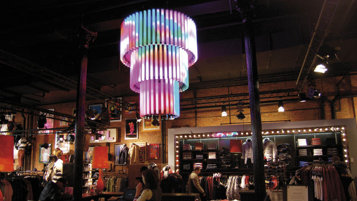 متجر ملابس مُنار باستخدام إضاءة AmbiScene من Philips