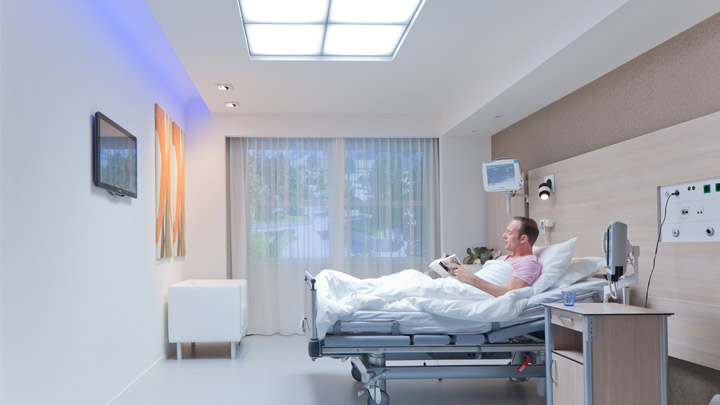 يُعد نظام هيل ويل المُقدّم من Philips Lighting نظامًا متكاملاً لإضاءة غرف المرضى يهدف إلى تحسين تجربة المريض