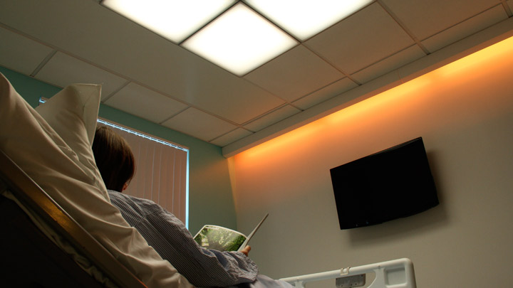 تقوم وحدات نظام إضاءة هيل ويل التجويفية من Philips Lighting بتحسين تجربة المريض بالإضاءة متغيرة الألوان التي تدعم أنماط النوم المفيدة