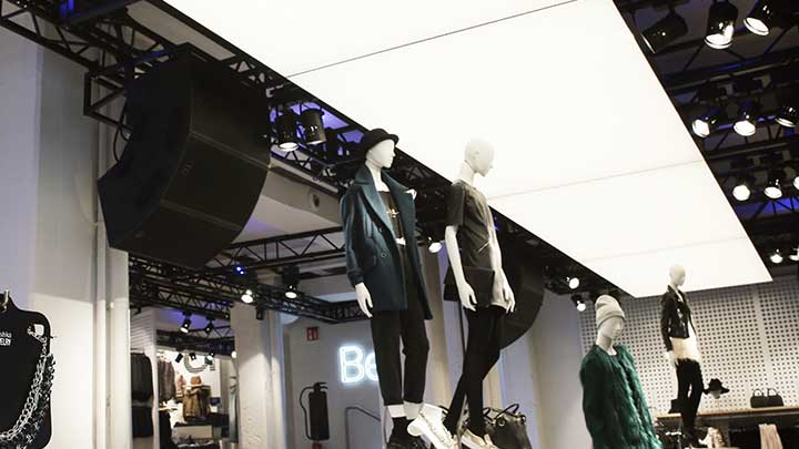 إن وحدات إضاءة ون سبيس من Philips Lighting عبارة عن حلول لإضاءة الأسقف مصممة لتوفير إضاءة مذهلة وجديدة لمتاجر التجزئة