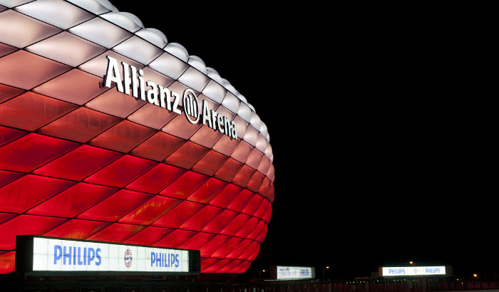 أضواء ملعب Allianz الحمراء ليلاً