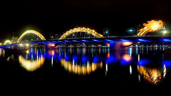 جسر Dragon Bridge المزيّن بالأضواء