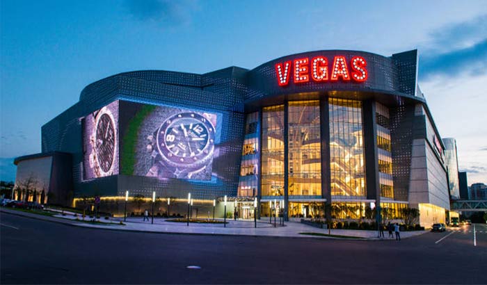 مول تسوق Vegas Crocus City في موسكو بروسيا، ولوحاته المضيئة الملونة بحجم كبير
